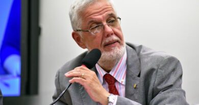 Deputado sugere que ACM Neto se olhe no espelho antes de acusar alguém de traição