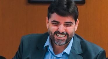 ”São 20 que fez contra quase 16 que nada fez”, responde Loyola a Neto