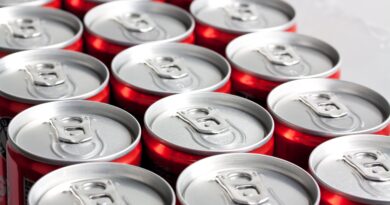 Água, drinks prontos e cachaça em lata puxam diversificação do setor de latas de alumínio, que encerra 2025 com 34,1 bi de unidades vendidas